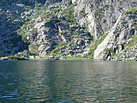 le ct Nord de l'tang d'Arbu o des nvs s'accrochent jusqu'en aot...